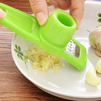 1-Piece Multifunctional Manual Garlic Crusher Ginger Garlic Grater Garlic Cutter Peeler Kitchen Tool with Excellent Functionalit